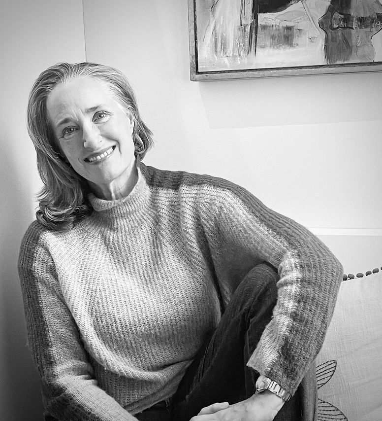 Adrienne Wright Bulow blickt freundlich in die Kamera – Porträt in ruhiger Beratungsatmosphäre