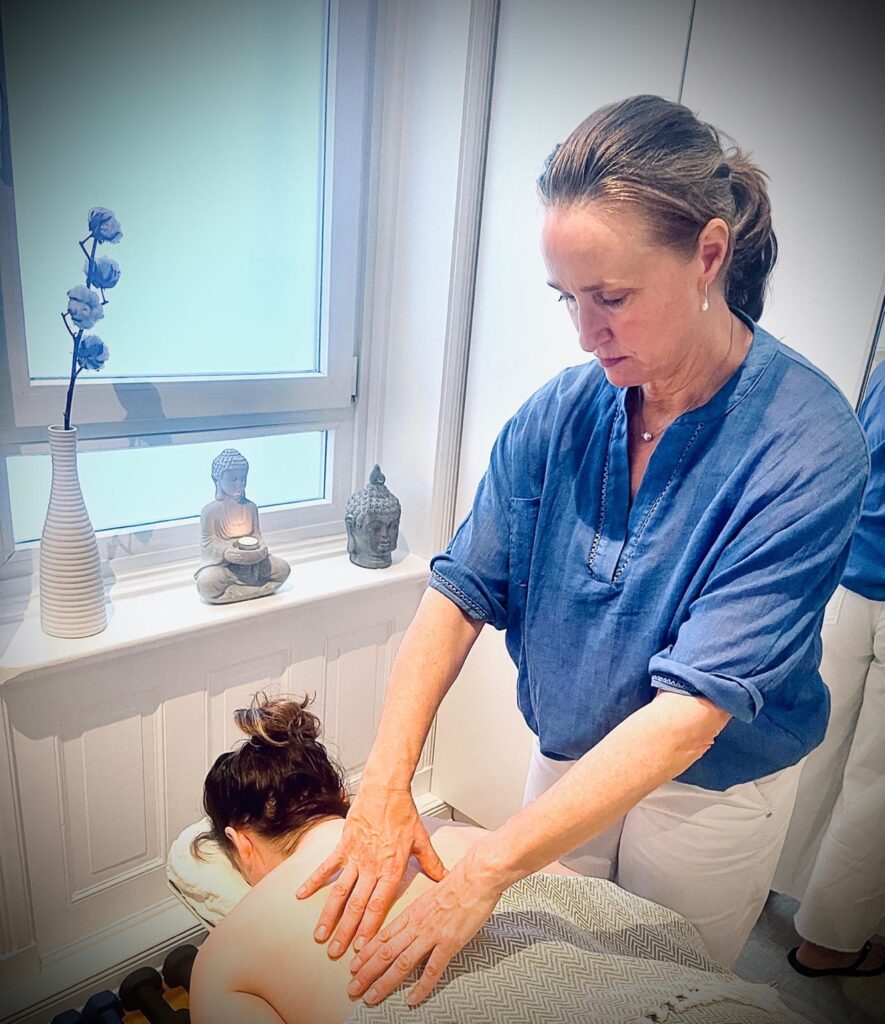 Adrienne behandelt Patientin bei Bowen-Therapie am Rücken